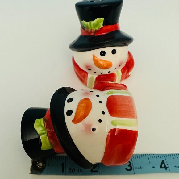 Snowman Ceramic Set Of Christmas Holiday Salt And Pepper Shakers - Picture 7 of 9